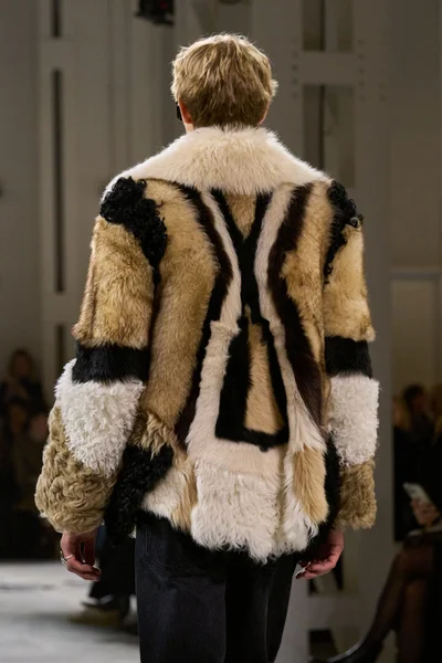 Look 99